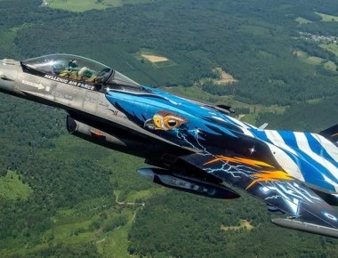 Το ακροβατικό F-16 ΖΕΥΣ της Πολεμικης Αεροποριας σε ελιγμούς επίδειξης που κόβουν την ανάσα (βίντεο)